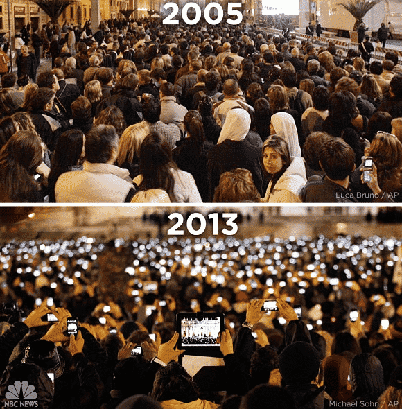 Imagem do anúncio do Papa em 2005 sem celulares e anúncio do Papa em 2013 com todo mundo com celular. 